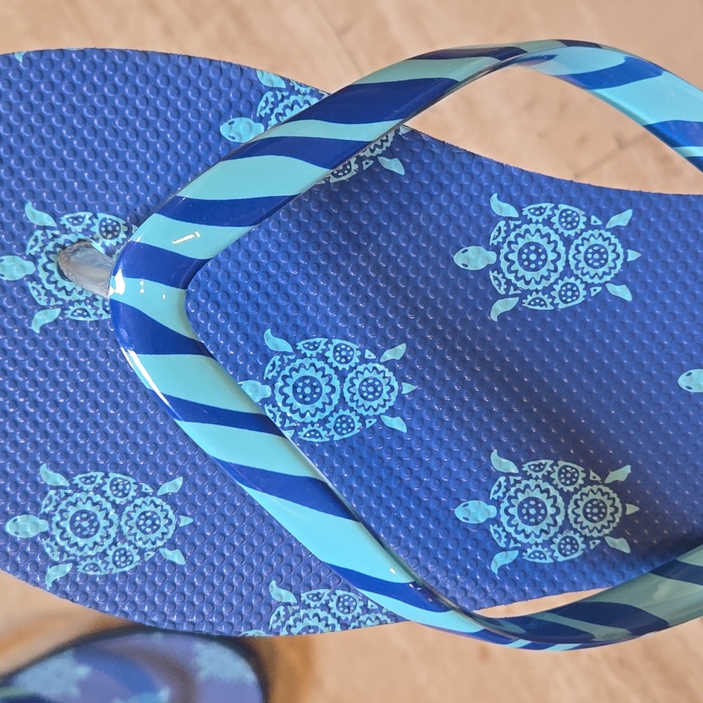 Vera Bradley Blue Turtle Print Flip Flops - Picture 6 of 8